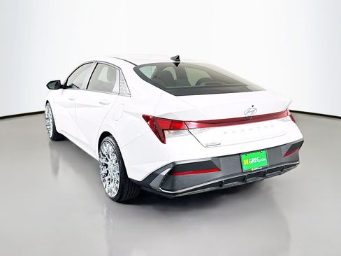 Used 2025 Hyundai Elantra SE FWD image 7