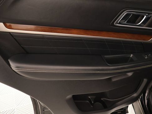Used 2018 Ford Explorer Platinum AWD/4WD image 19