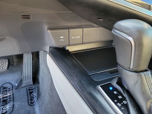 Used 2018 Toyota Camry SE w/ Convenience Package FWD image 19