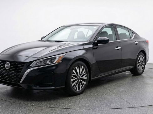 Used 2025 Nissan Altima 2.5 SV image 3
