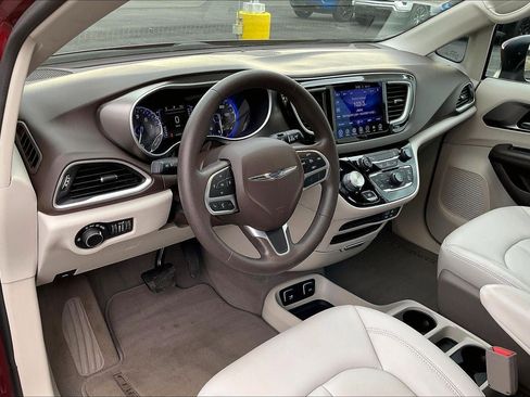 Used 2017 Chrysler Pacifica Touring w/ Tire & Wheel Group image 14