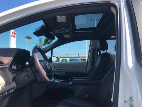 Used 2024 Toyota Sienna Platinum FWD image 19