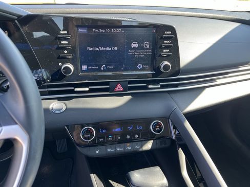 Used 2022 Hyundai Elantra SEL w/ Convenience Package FWD image 8