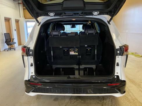 Used 2022 Toyota Sienna XSE w/ XSE Plus Package image 25