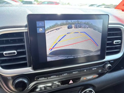 Used 2025 Hyundai Venue SE FWD image 15