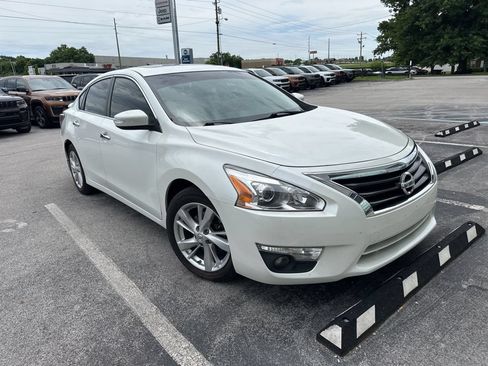 Used 2015 Nissan Altima 2.5 SL w/ Technology Package FWD image 2