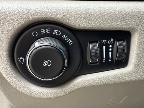 Used 2020 Chrysler Pacifica Touring-L Plus FWD image 21