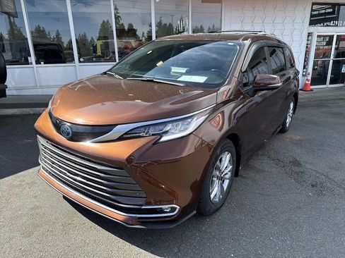 Used 2021 Toyota Sienna Limited image 1