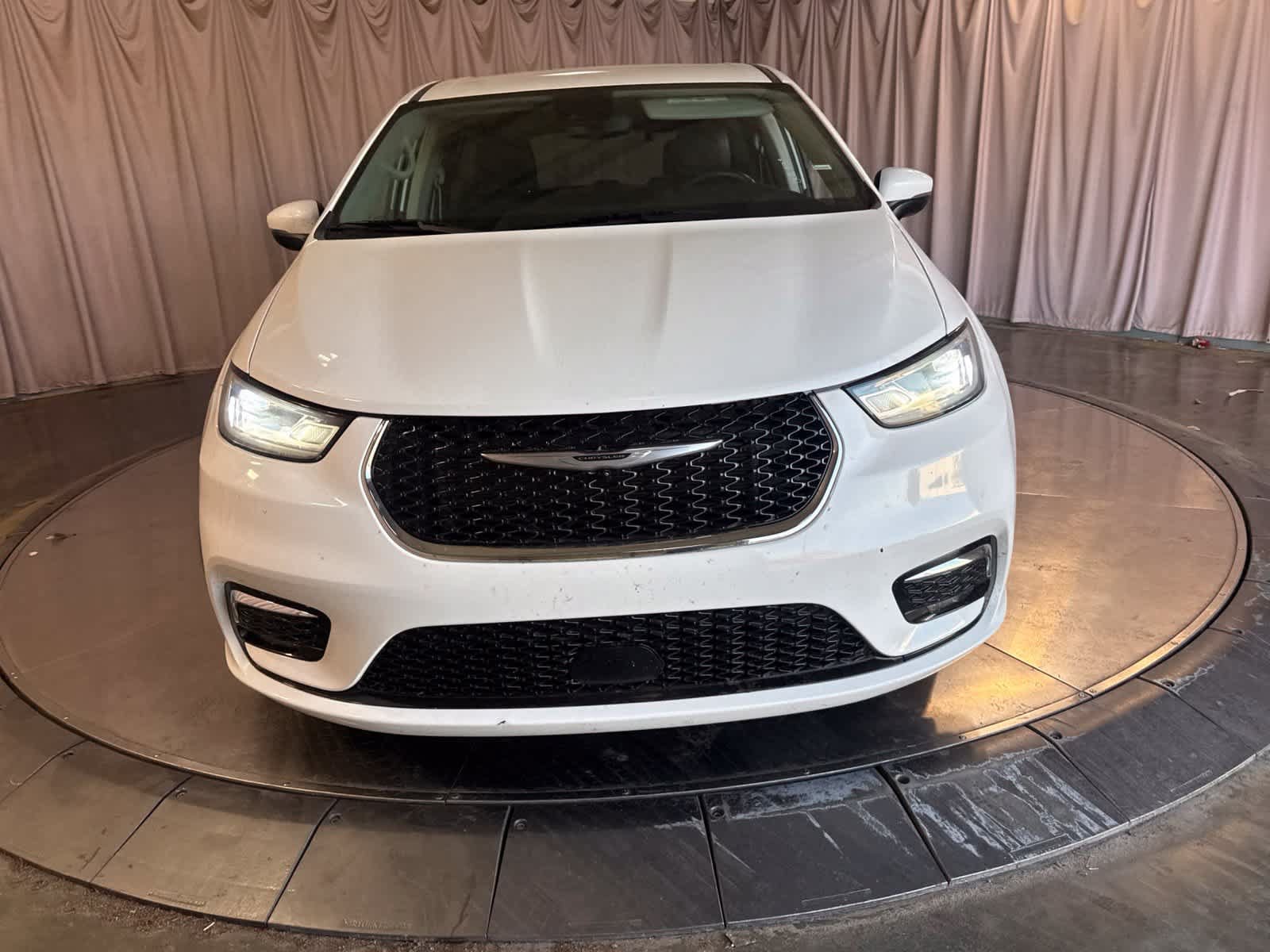 Used 2023 Chrysler Pacifica Touring-L FWD image 2