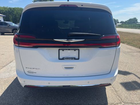 Used 2024 Chrysler Pacifica Touring-L FWD image 9