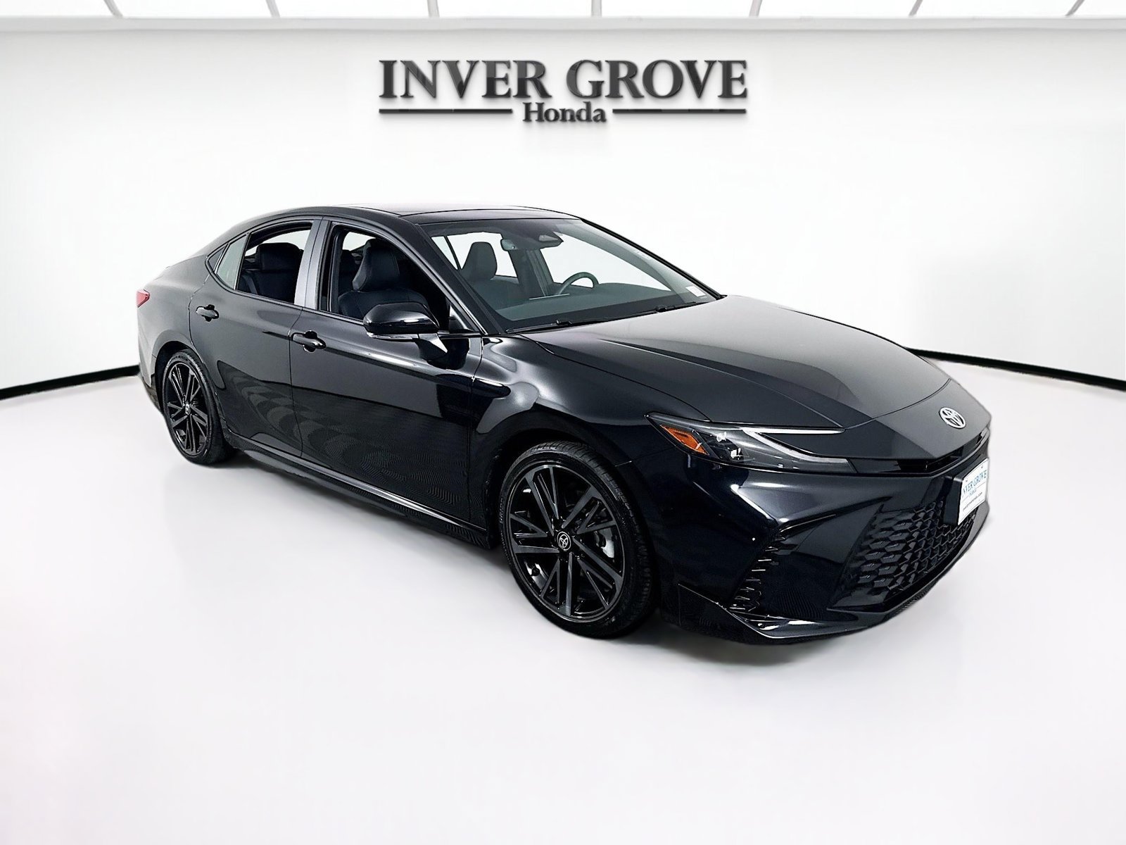 Used 2025 Toyota Camry XSE FWD image 3