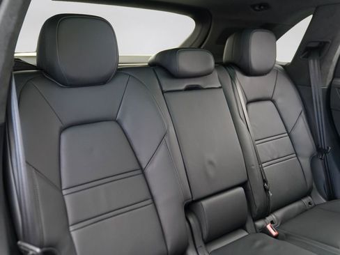 Used 2025 Porsche Cayenne GTS AWD/4WD image 38