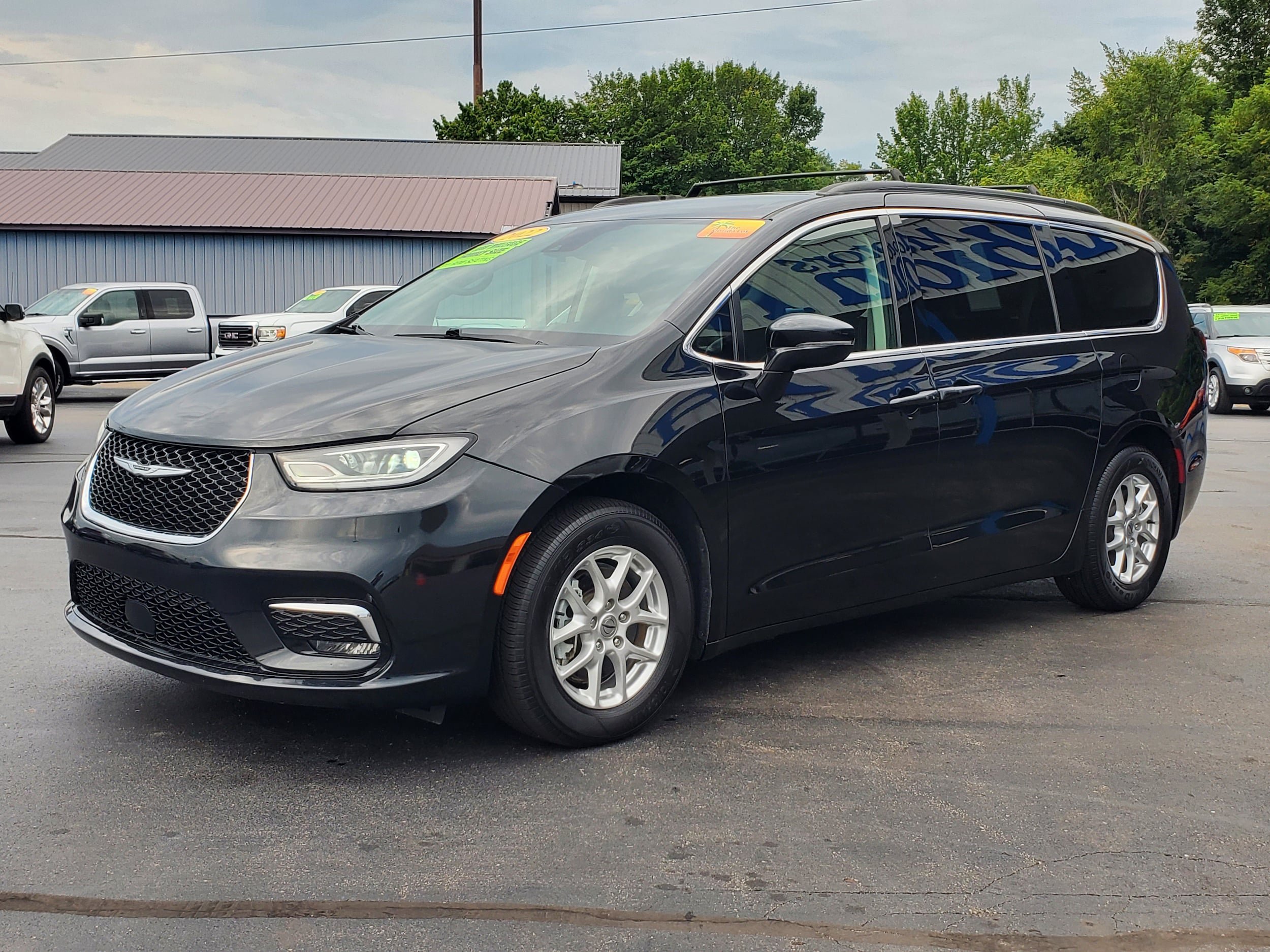 Used 2022 Chrysler Pacifica Touring-L FWD image 2