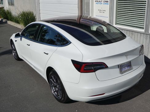 Used 2018 Tesla Model 3 Long Range RWD image 17
