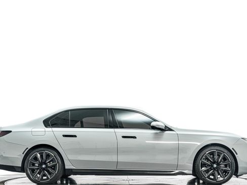 Used 2023 BMW 760i xDrive AWD/4WD image 2