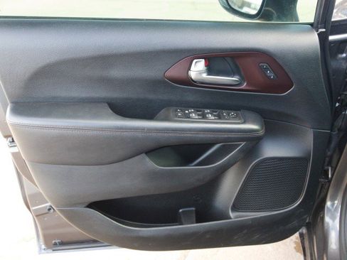Used 2020 Chrysler Pacifica Limited FWD image 12