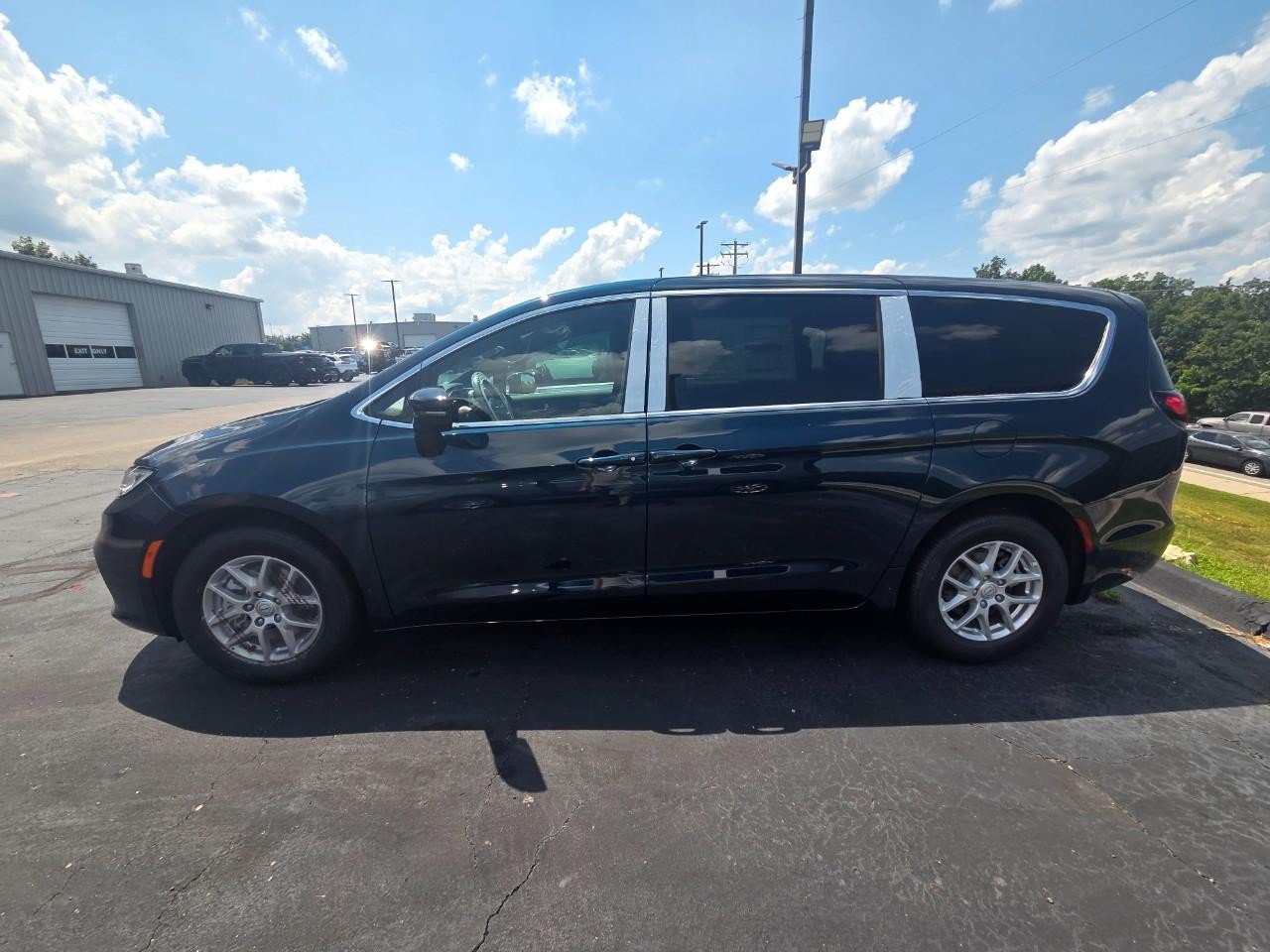 New 2025 Chrysler Pacifica Select FWD image 34