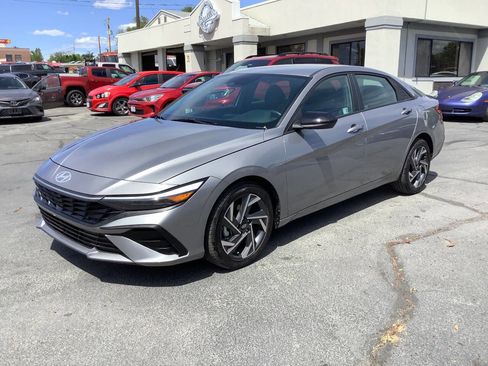 Used 2025 Hyundai Elantra Sport FWD image 19
