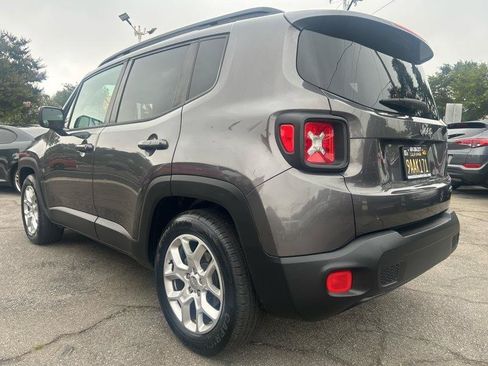 Used 2017 Jeep Renegade Latitude FWD image 5