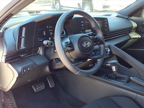 Certified 2025 Hyundai Elantra Sport image 28