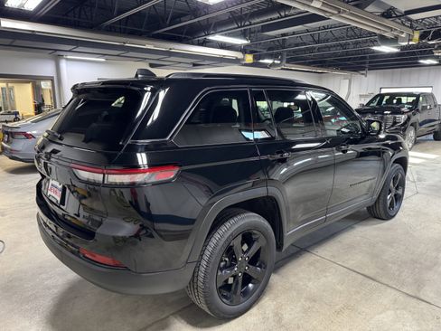 Used 2023 Jeep Grand Cherokee Limited w/ Black Appearance Package AWD/4WD image 4