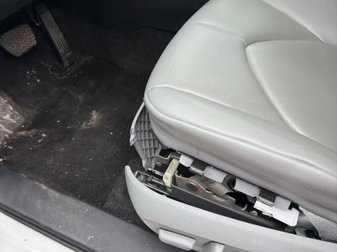 Used 2024 Toyota Highlander XLE image 2