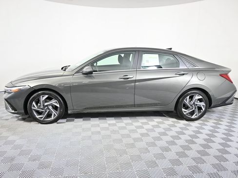 Used 2024 Hyundai Elantra SEL w/ Convenience Package FWD image 2