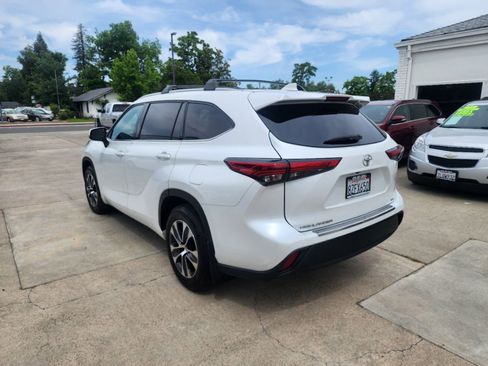 Used 2022 Toyota Highlander XLE FWD image 3