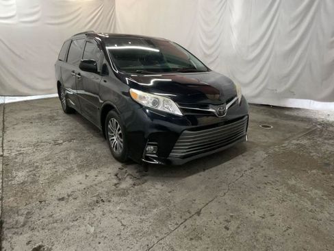 Used 2018 Toyota Sienna XLE FWD image 1