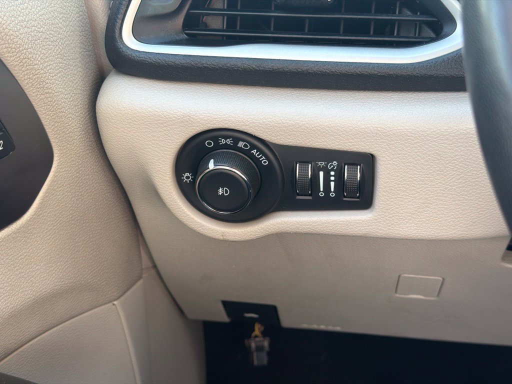 Used 2023 Chrysler Pacifica Touring-L FWD image 27