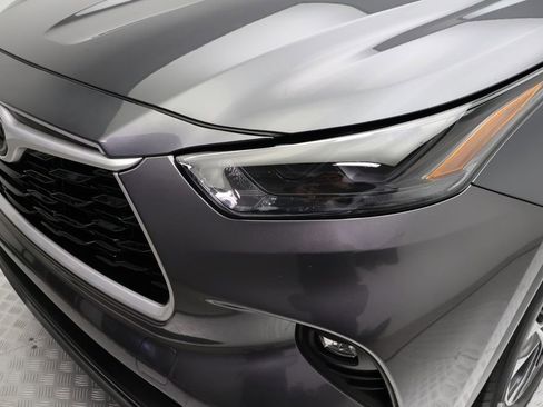 Certified 2024 Toyota Highlander XLE image 3