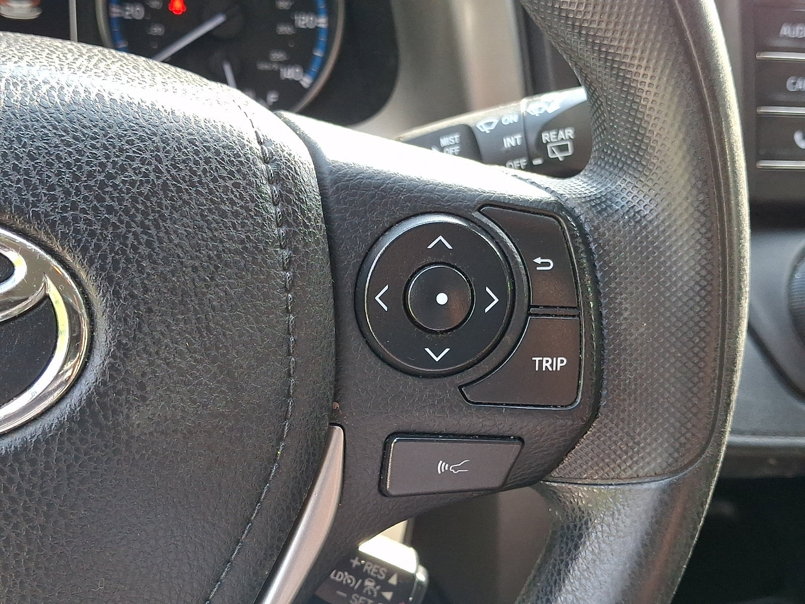 Used 2018 Toyota RAV4 LE w/ All Weather Liner Package AWD/4WD image 22