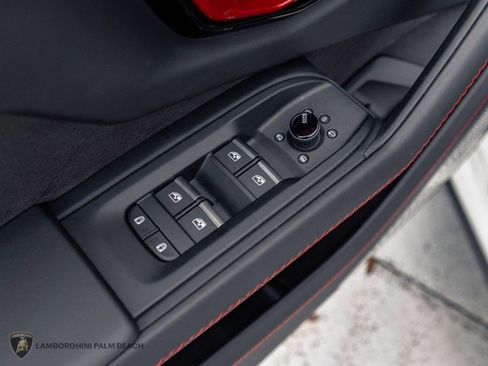 Used 2025 Lamborghini Urus SE image 23