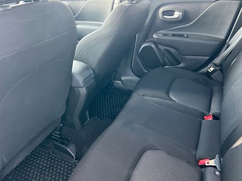 Used 2023 Jeep Renegade Latitude image 12