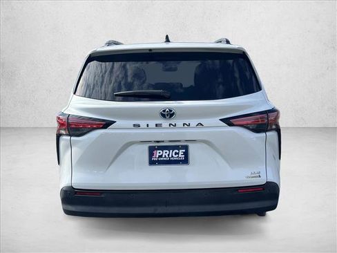 Used 2022 Toyota Sienna XLE image 6