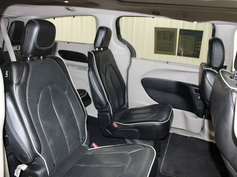 Used 2023 Chrysler Pacifica Limited FWD image 29