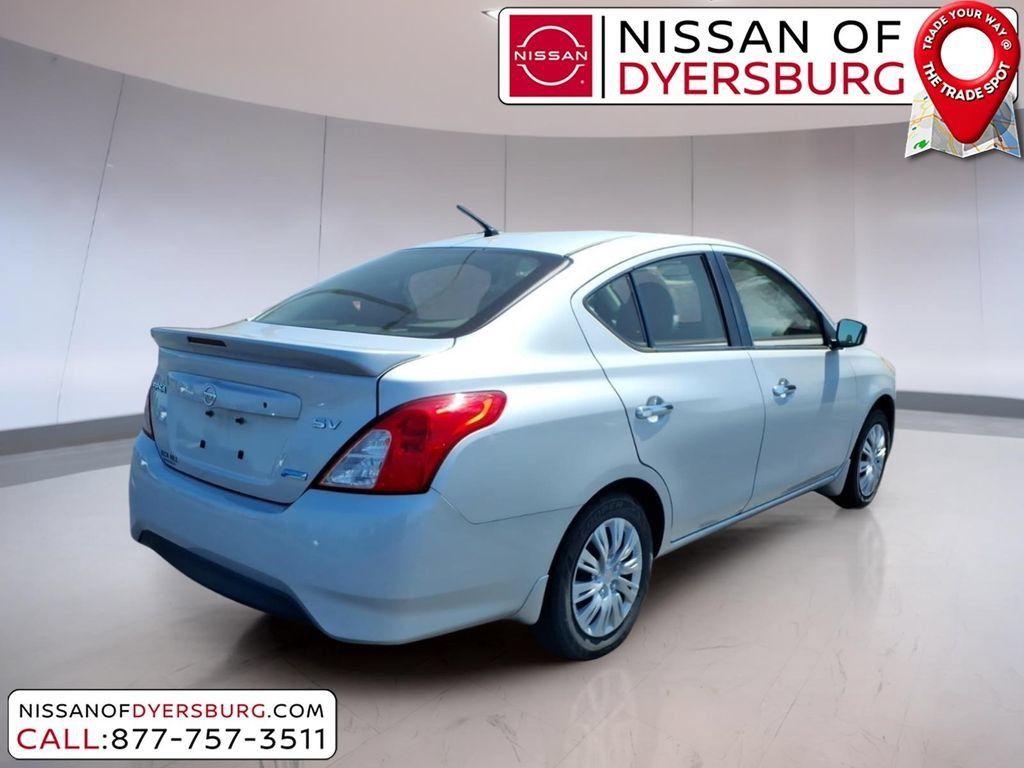 Used 2015 Nissan Versa SV FWD image 3