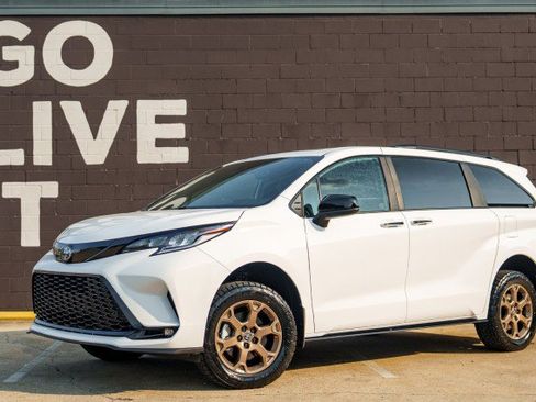 Used 2025 Toyota Sienna XSE w/ XSE Plus Package image 9