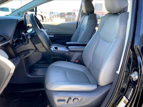Used 2021 Toyota Sienna XLE image 7