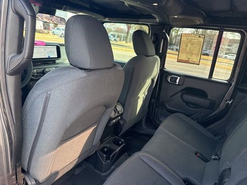 Used 2025 Jeep Gladiator Sport image 17