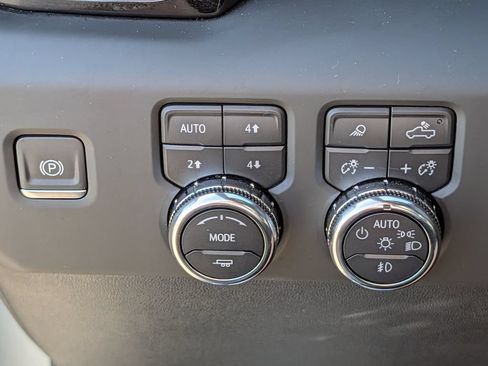 Used 2024 GMC Sierra 2500 AT4 w/ AT4 Premium Plus Package AWD/4WD image 24