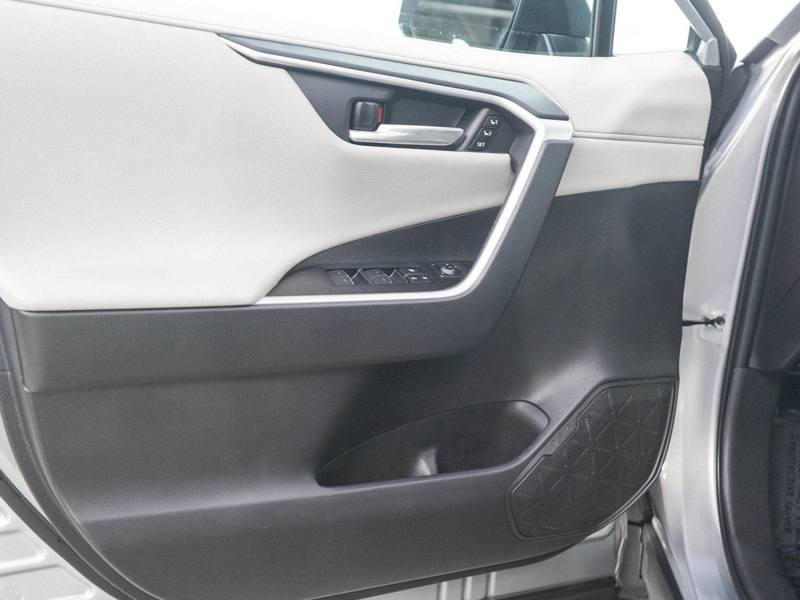 Used 2025 Toyota RAV4 Limited w/ Weather Package AWD/4WD image 19