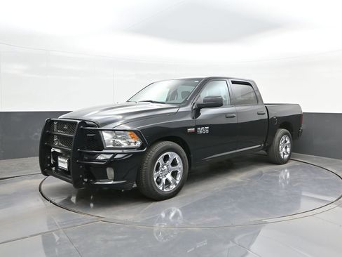 Used 2017 RAM 1500 Express RWD image 1
