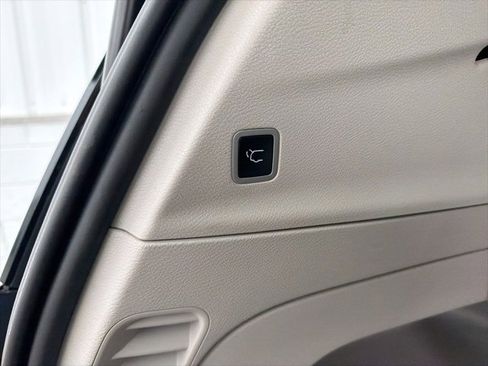 Used 2023 Chrysler Pacifica Touring-L image 31