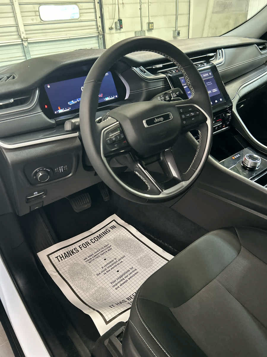 Used 2023 Jeep Grand Cherokee Laredo w/ Luxury Tech Group I AWD/4WD image 9