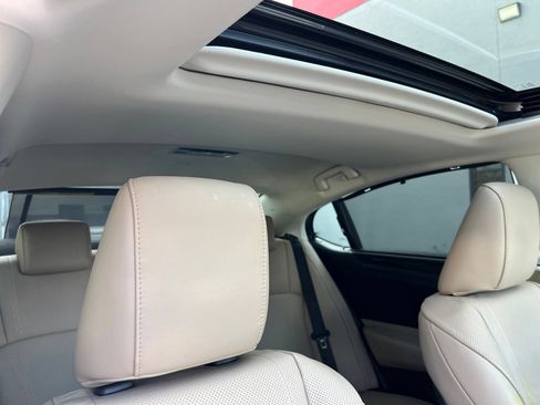 Used 2019 Lexus ES 300h Ultra Luxury w/ Accessory Package 2 FWD image 72