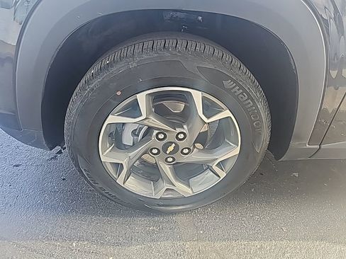 Used 2025 Chevrolet Trax LT w/ LT Convenience Package image 8