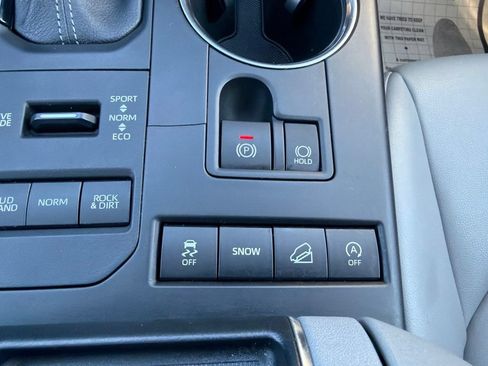 Used 2022 Toyota Highlander XLE AWD/4WD image 35