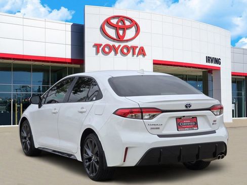 Certified 2025 Toyota Corolla SE w/ SE Premium Package FWD image 3