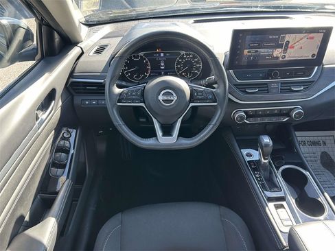 Used 2023 Nissan Altima 2.5 SV w/ SV Premium Package image 14